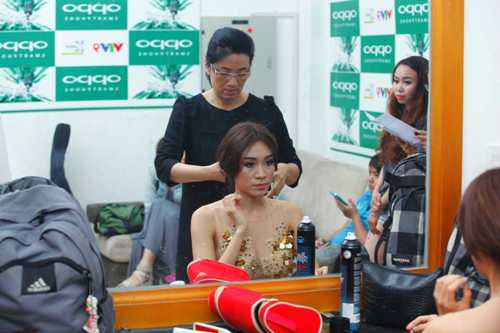 Mẹ Minh Thư chăm chút lại tóc cho cô trong hậu trường.