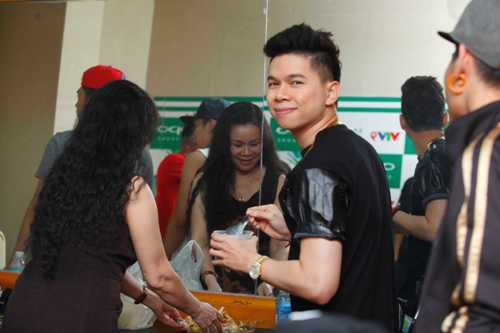 Mẹ của Hoàng Tôn có mặt từ khá sớm và luôn ở sát bên con trai để hỗ trợ cho con. Trước giờ Hoàng Tôn lên sân khấu, anh được mẹ chăm sóc chu đáo từng li từng tí.