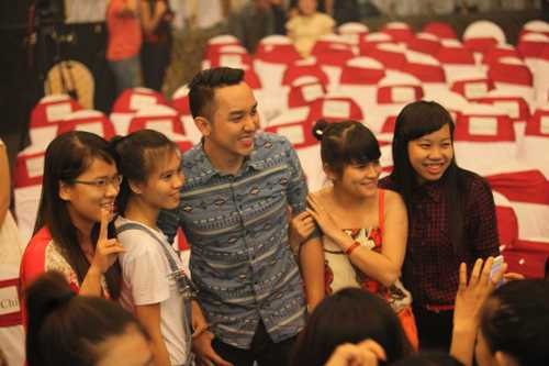 Diễn viên La Quốc Hùng – chàng Lố trong phim Vừa đi vừa khóc cũng đến chúc mừng Minh Thư. Anh được nhiều fan nhận ra và xin chụp hình.