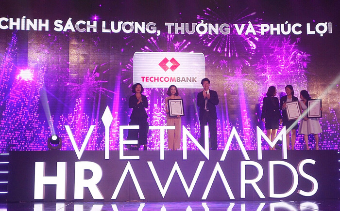 Techcombank được vinh danh "Doanh nghiệp có chính sách nhân sự xuất sắc" tại HR Award 2016. Techcombank được vinh danh "Doanh nghiệp có chính sách nhân sự xuất sắc" tại HR Award 2016.