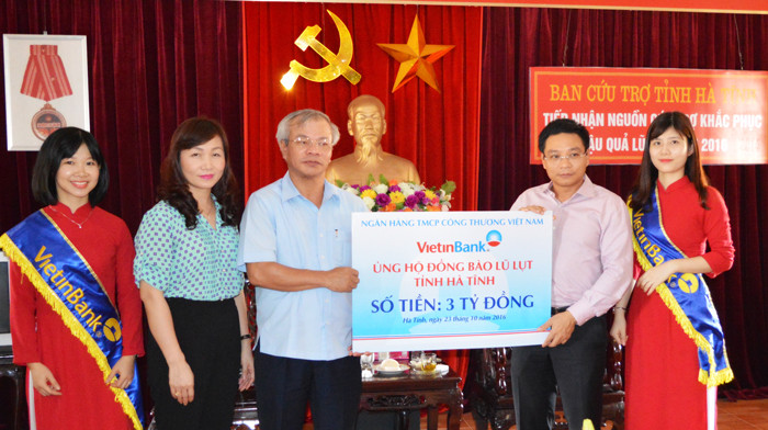 Chủ tịch HĐQT VietinBank - ông Nguyễn Văn Thắng (thứ 2 từ phải sang) trao tài trợ cho tỉnh Hà Tĩnh . Chủ tịch HĐQT VietinBank - ông Nguyễn Văn Thắng (thứ 2 từ phải sang) trao tài trợ cho tỉnh Hà Tĩnh .