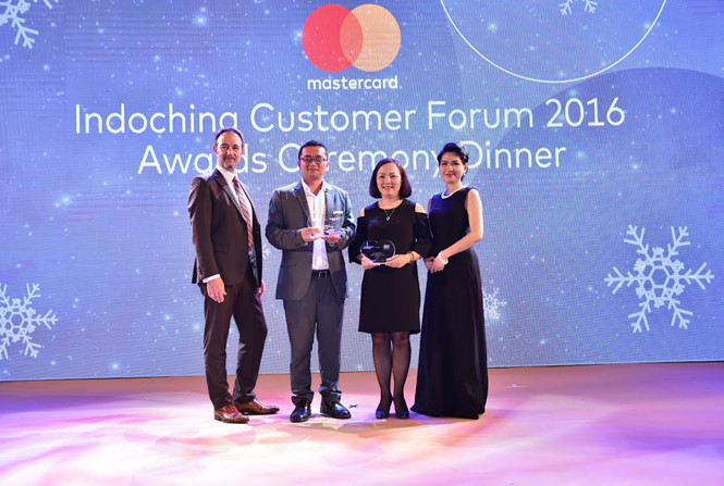 Tổ chức thẻ quốc tế MasterCard trao tặng giải thưởng 'Ngân hàng có hoạt động thẻ hiệu quả khu vực Đông Dương 2016' và 'Ngân hàng có các chương trình marketing thẻ hiệu quả và doanh số sử dụng thẻ tín dụng cao' cho đại diện Maritime Bank - ảnh nguồn Maritime Bank.