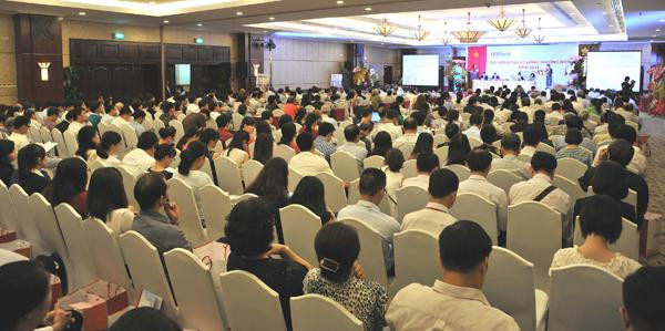 Tại đại hội cổ đông thường niên năm 2015 HDBank chi hơn 800 tỉ đồng để trả cổ tức 10% cho cổ đông. Tại đại hội cổ đông thường niên năm 2015 HDBank chi hơn 800 tỉ đồng để trả cổ tức 10% cho cổ đông.