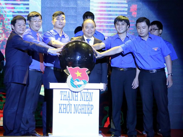 Thủ tướng Nguyễn Xuân Phúc cùng lãnh đạo Trung ương Đoàn, đại diện doanh nghiệp, thanh niên, sinh viên thực hiện nghi thức phát động chương trình Thanh niên khởi nghiệp - Ảnh: Minh Châu/ dangcongsan.vn