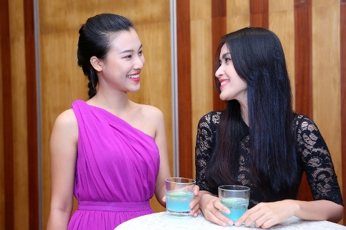 Tú Vi và Hoàng Oanh thân thiết như hai chị em.