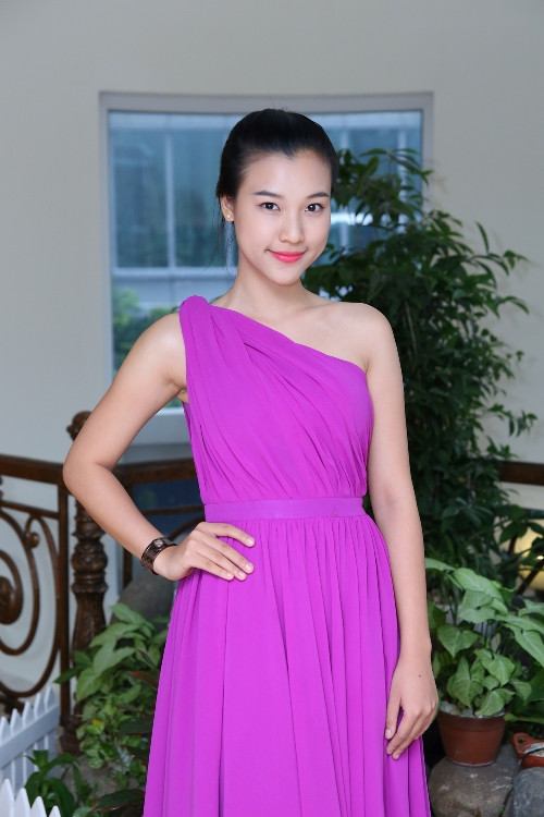 Á hậu Hoàng Oanh cũng xuất hiện tại sự kiện, cô chọn cho mình bộ đầm tím khoe làn da trắng mịn ngọc ngà.