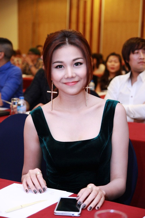 Thanh Hằng quyến rũ với trang phục nhung xanh cùng cách trang điểm hài hòa, sang trọng.