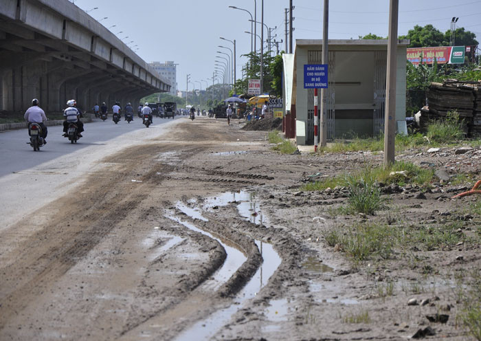 Lòng đường cũng chứa những vũng bùn lầy lớn. Lòng đường cũng chứa những vũng bùn lầy lớn.