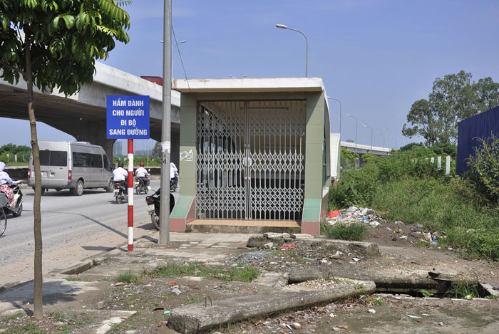 Hầm đi bộ cho người sang đường trên đường Nguyễn Xiển vẫn chưa đi vào hoạt động. Hầm đi bộ cho người sang đường trên đường Nguyễn Xiển vẫn chưa đi vào hoạt động.