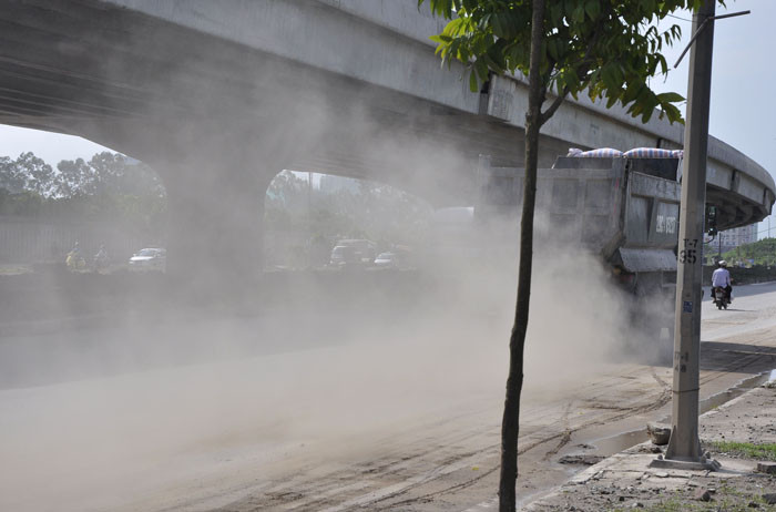 “Bụi” là một trong những nỗi khiếp sợ đối với ai đi qua đoạn đường này. “Bụi” là một trong những nỗi khiếp sợ đối với ai đi qua đoạn đường này.