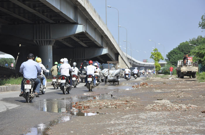 Người đi đường gặp nhiều khó khăn khi lưu thông qua đoạn phía chân cầu Thanh Trì. Người đi đường gặp nhiều khó khăn khi lưu thông qua đoạn phía chân cầu Thanh Trì.