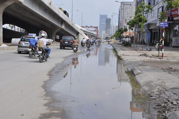 Sau mỗi trận mưa, tuyến đường này lại xuất hiện những “ao” nước tù. Sau mỗi trận mưa, tuyến đường này lại xuất hiện những “ao” nước tù.