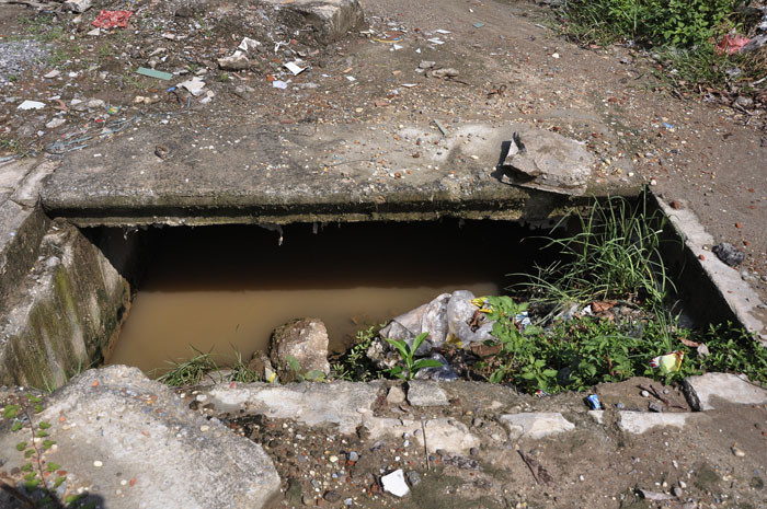 Ngày càng nhiều hố ga bị nứt, gãy trên tuyến đường Nguyễn Xiển. Đây là một trong những mối nguy hiểm thường trực đối với người và phương tiện. Ngày càng nhiều hố ga bị nứt, gãy trên tuyến đường Nguyễn Xiển. Đây là một trong những mối nguy hiểm thường trực đối với người và phương tiện.