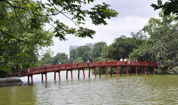 Cầu Thê Húc được được sơn màu đỏ - màu của sự sống, của mọi nguồn hạnh phúc, của ước vọng truyền đời từ thời cổ đại đến nay. Cầu có thiết kế cong cong và uốn luợn như hình con tôm. Cầu Thê Húc được được sơn màu đỏ - màu của sự sống, của mọi nguồn hạnh phúc, của ước vọng truyền đời từ thời cổ đại đến nay. Cầu có thiết kế cong cong và uốn luợn như hình con tôm.