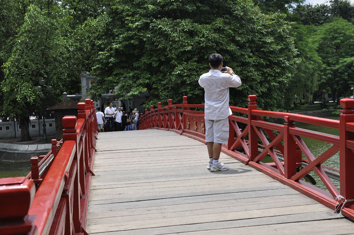 Mặt cầu được gép bởi những tấm gỗ nhỏ uốn lượn cong cong theo khung cầu. Mặt cầu được gép bởi những tấm gỗ nhỏ uốn lượn cong cong theo khung cầu.