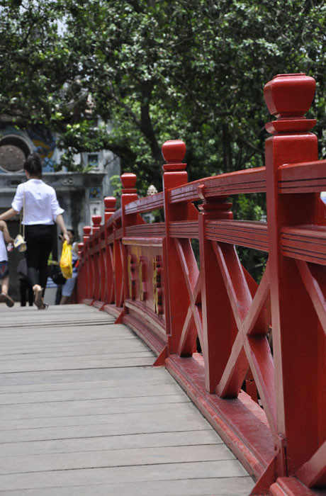 Hai bên lan can cầu được làm bằng gỗ với những nét đan cài, trụ đứng nhìn rất bát mắt. Hai bên lan can cầu được làm bằng gỗ với những nét đan cài, trụ đứng nhìn rất bát mắt.