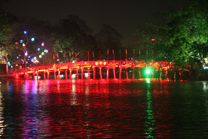 Về đêm, cầu Thê Húc càng trở nên lộng lẫy và thơ mộng hơn trong mắt tất cả những ai đã từng đến thăm quan cây cầu này. Về đêm, cầu Thê Húc càng trở nên lộng lẫy và thơ mộng hơn trong mắt tất cả những ai đã từng đến thăm quan cây cầu này.