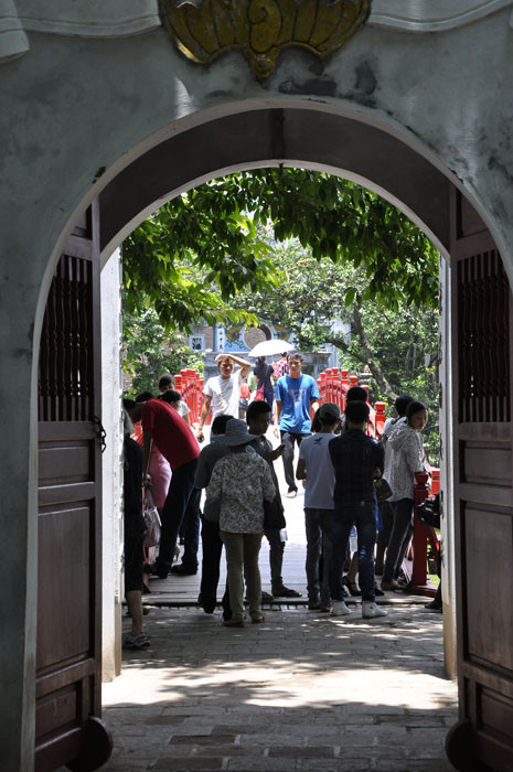 Du khách phải qua cổng đền Ngọc Sơn đi vào qua khỏi đài Nghiên là cầu Thê Húc. Du khách phải qua cổng đền Ngọc Sơn đi vào qua khỏi đài Nghiên là cầu Thê Húc.