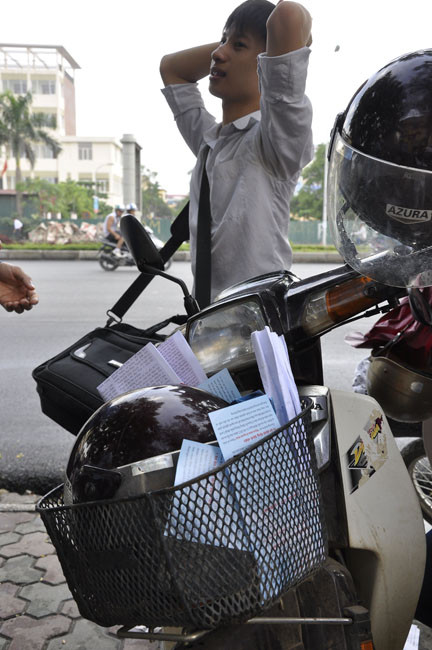 Nhiều người cầm đọc cho đỡ chán, nhiều người thì không quan tâm Nhiều người cầm đọc cho đỡ chán, nhiều người thì không quan tâm