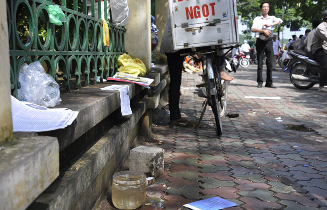 Cần có sự can thiệp tích cực hơn của các cơ quan chức năng để tình trạng tờ rơi phát tràn lan được chấm dứt và không gây ảnh hưởng tới các bậc phụ huynh và sĩ tử trong các kỳ thi tới. Cần có sự can thiệp tích cực hơn của các cơ quan chức năng để tình trạng tờ rơi phát tràn lan được chấm dứt và không gây ảnh hưởng tới các bậc phụ huynh và sĩ tử trong các kỳ thi tới.