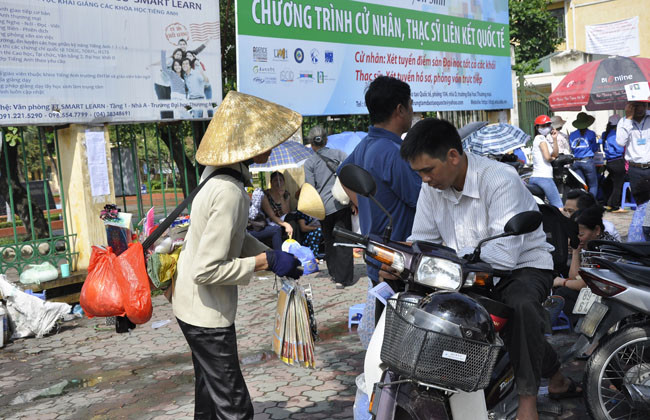 Bán hàng rong cũng vây quanh các đại điểm thi Bán hàng rong cũng vây quanh các đại điểm thi
