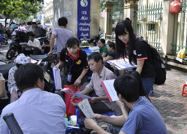 Tờ rơi được phát nhan nhảm ở các đại điểm thi, đối tượng chính là các bậc phụ hunh và sĩ tử dự thi. Tờ rơi được phát nhan nhảm ở các đại điểm thi, đối tượng chính là các bậc phụ hunh và sĩ tử dự thi.