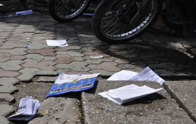 Tờ rơi được phát ra, nhiều người đọc xong lại vứt luôn xuống đất. Tờ rơi được phát ra, nhiều người đọc xong lại vứt luôn xuống đất.