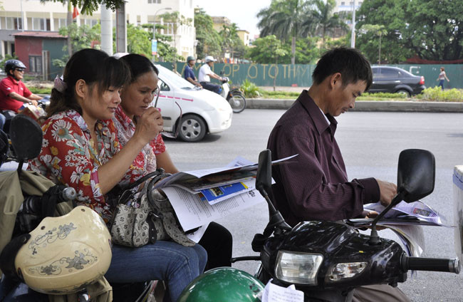Chỉ trong thời gian thi môn Toán, mỗi phụ huynh ở điểm thi trường Đại học Thương mại có tới 15 – 20 lượt các loại tờ rơi, quảng cáo khác nhau. Chỉ trong thời gian thi môn Toán, mỗi phụ huynh ở điểm thi trường Đại học Thương mại có tới 15 – 20 lượt các loại tờ rơi, quảng cáo khác nhau.