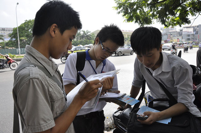 Lực lượng phát tờ rơi nhanh chóng xin thông tin về các sĩ tử từ người nhà. Lực lượng phát tờ rơi nhanh chóng xin thông tin về các sĩ tử từ người nhà.