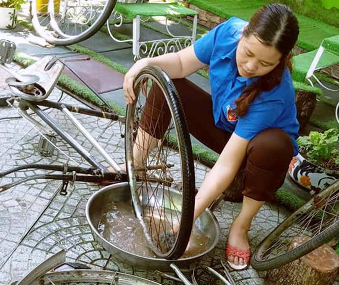 Nhiều chiếc xe quá cũ, các cô phải thay mới phụ tùng để nó có thể di chuyển dễ dàng như xe mới.