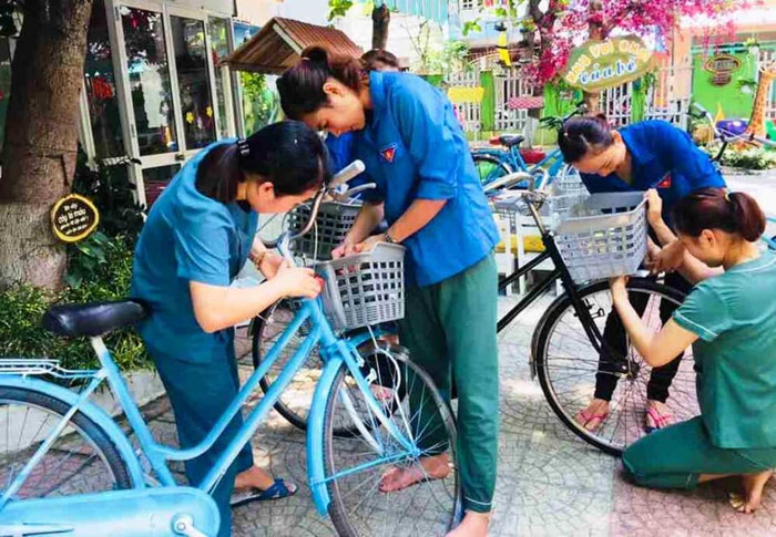 Các cô giáo mầm non đã trở thành những thợ sửa xe thực thụ.