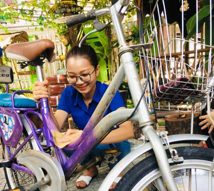 Sau giờ lên lớp, các cô lại tranh thủ để sơn sửa, lau chùi những chiếc xe đạp cũ.