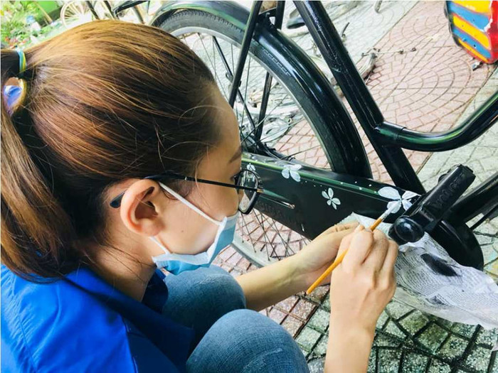 Các cô sơn lại những chiếc xe đạp với nhiều màu sắc đẹp mắt.