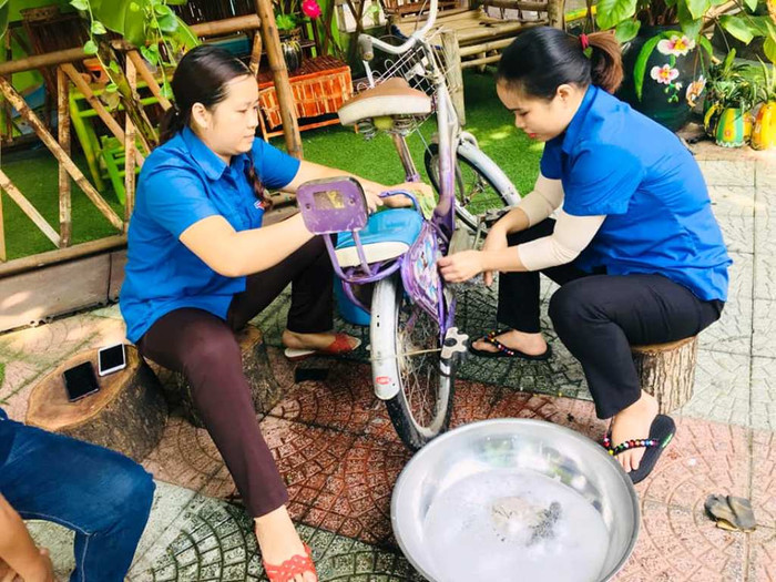 Các cô giáo mầm non tỉ mỉ lau chùi từng chiếc xe đạp cũ.