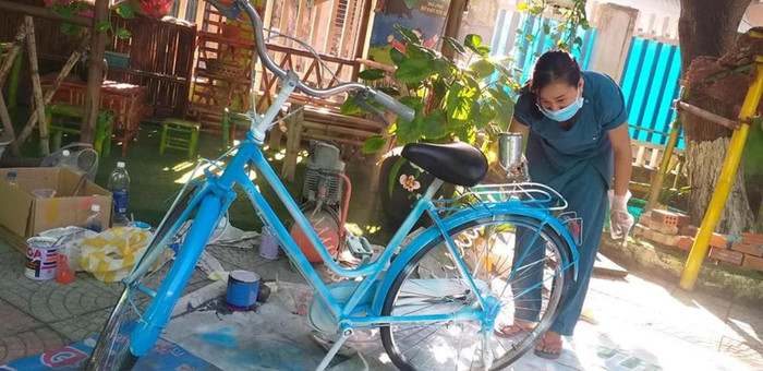 Công đoạn sơn mới chiếc xe.