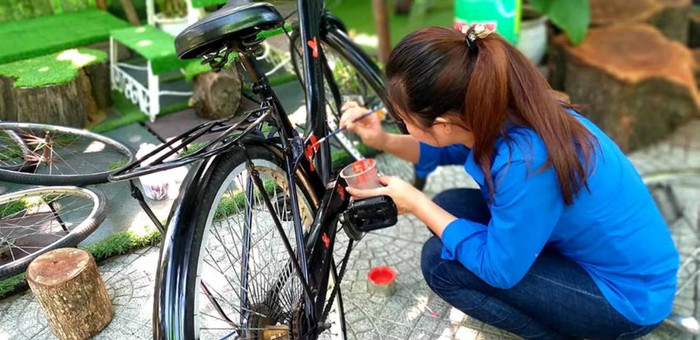 Công việc trang trí cho chiếc xe đạp cũng đòi hỏi nhiều công sức.