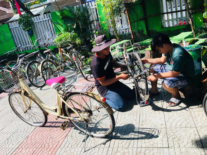 Bảo vệ trường và phụ huynh cũng được huy động vào công việc sửa xe.