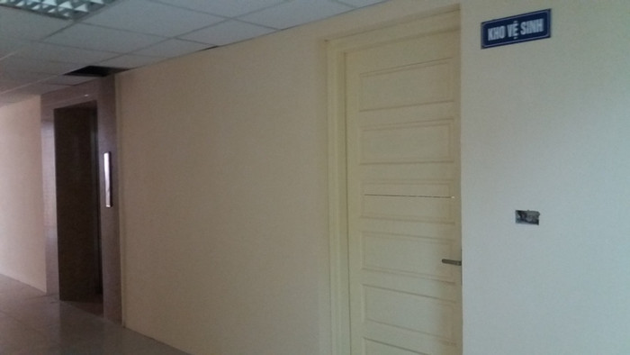 Hiện nay, trên tầng kỹ thuật 20, hàng loạt căn hộ đang đã được chủ đầu tư cho xây dựng với vỏ bọc là phòng vệ sinh môi trường, kho vệ sinh. Ảnh Bảo Nam. Hiện nay, trên tầng kỹ thuật 20, hàng loạt căn hộ đang đã được chủ đầu tư cho xây dựng với vỏ bọc là phòng vệ sinh môi trường, kho vệ sinh. Ảnh Bảo Nam.