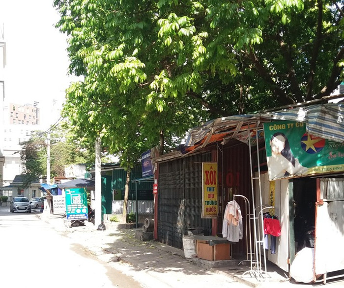 Tất cả các ki ốt trái phép tại đây đều được xây dựng thô sơ, tiềm ẩn nhiều nguy cơ cháy nổ gây nguy hiểm cho các hộ dân sống gần đó. Ảnh Trần Việt. Tất cả các ki ốt trái phép tại đây đều được xây dựng thô sơ, tiềm ẩn nhiều nguy cơ cháy nổ gây nguy hiểm cho các hộ dân sống gần đó. Ảnh Trần Việt.