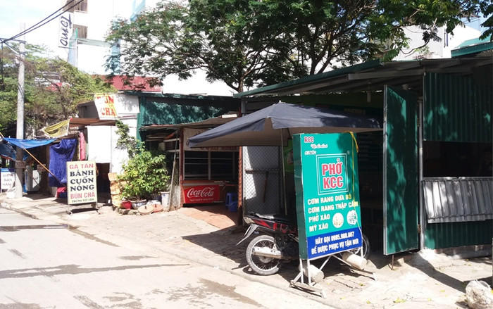 Một góc nhỏ của dãy ki ốt xây dựng lấn chiếm vỉa hè đối diện tòa nhà CT6, tổ dân phố Đình Thôn, phường Mỹ Đình 1. Ảnh Trần Việt. Một góc nhỏ của dãy ki ốt xây dựng lấn chiếm vỉa hè đối diện tòa nhà CT6, tổ dân phố Đình Thôn, phường Mỹ Đình 1. Ảnh Trần Việt.