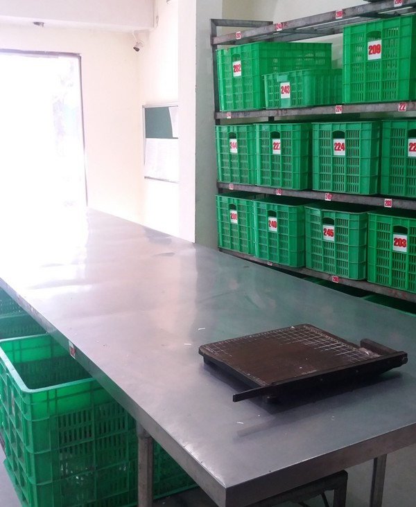 Khu vực sơ chế bên trong của công ty rất sơ sài... Khu vực sơ chế bên trong của công ty rất sơ sài...