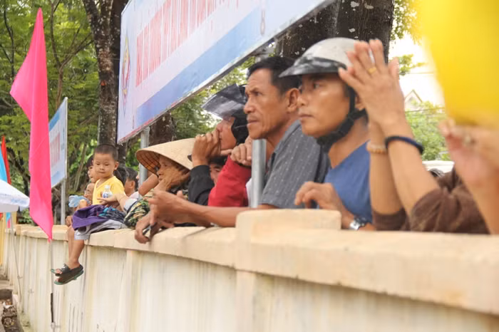 Người dân Quảng Trị đến trường xem Minh "leo núi".