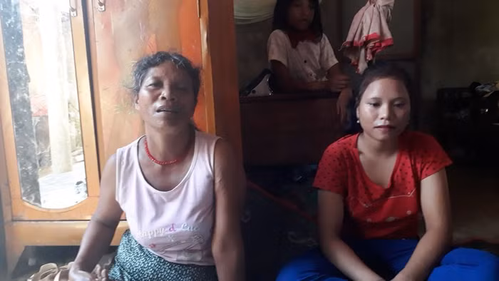 Bà Hồ Thị Phro kể về con gái mình đã khó khăn như thế nào khi bỏ học để đi làm.