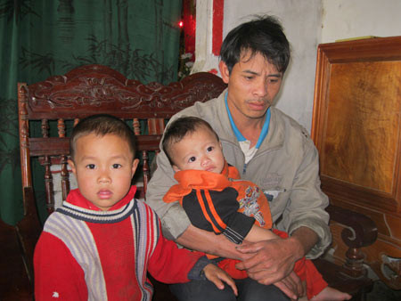 Anh Thuyết và các con đau buồn trước cái chết của chị Ngọc Anh Thuyết và các con đau buồn trước cái chết của chị Ngọc