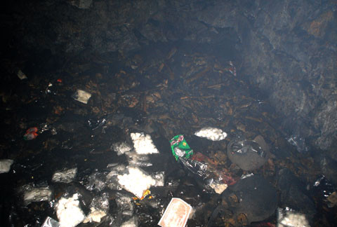 Cho đến bây giờ, vẫn không ai biết rõ cái bể xương nằm ở cuối vòm hang Cắc Cớ, là tầng thứ 2 của 9 tầng địa ngục ấy sâu bao nhiêu. Có cô hướng dẫn viên quả quyết rằng, bể xương ấy sâu đến… 15 mét! Cho đến bây giờ, vẫn không ai biết rõ cái bể xương nằm ở cuối vòm hang Cắc Cớ, là tầng thứ 2 của 9 tầng địa ngục ấy sâu bao nhiêu. Có cô hướng dẫn viên quả quyết rằng, bể xương ấy sâu đến… 15 mét!