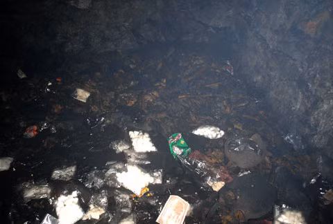 Cho đến bây giờ, vẫn không ai biết rõ cái bể xương nằm ở cuối vòm hang Cắc Cớ, là tầng thứ 2 của 9 tầng địa ngục ấy sâu bao nhiêu. Có cô hướng dẫn viên quả quyết rằng, bể xương ấy sâu đến… 15 mét! Cho đến bây giờ, vẫn không ai biết rõ cái bể xương nằm ở cuối vòm hang Cắc Cớ, là tầng thứ 2 của 9 tầng địa ngục ấy sâu bao nhiêu. Có cô hướng dẫn viên quả quyết rằng, bể xương ấy sâu đến… 15 mét!