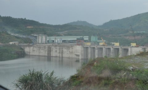 Dân hoang mang vì nứt đập thủy điện ảnh 2 Dân hoang mang vì nứt đập thủy điện, Tin tức trong ngày, nut dap thuy dien, thuy dien song tranh, thuy dien, ngap, ho thuy dien, bao, tin tuc, tin hot, tin hay