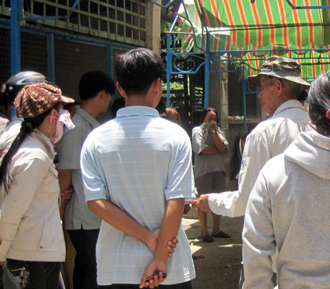 Nguoi vo dau doc trung ta CSGT gia dien ben xac chong