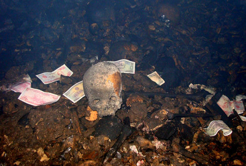 “Suối xương” đầy huyễn hoặc này sẽ chìm vào quên lãng nếu không có cuộc thám hiểm của mấy người nông dân sống quanh chân núi Sài Sơn. “Suối xương” đầy huyễn hoặc này sẽ chìm vào quên lãng nếu không có cuộc thám hiểm của mấy người nông dân sống quanh chân núi Sài Sơn.