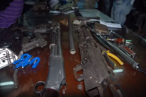 Vũ khí của bọn bắt cóc lực lượng chức năng thu giữ được Vũ khí của bọn bắt cóc lực lượng chức năng thu giữ được